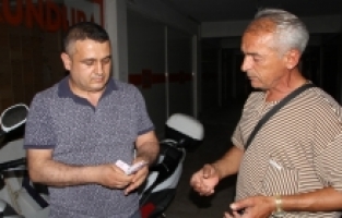 Antalya'da düşürdüğü 2 bin 300 lirasını teslim alan inşaat ustası gözyaşını tutamadı
