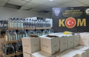Antalya'da düzenlenen kaçak içki operasyonunda 2 şüpheli yakalandı