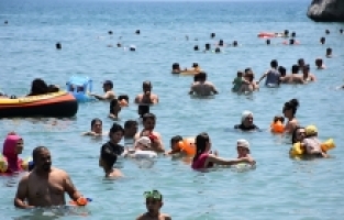 Antalya'da sahiller ve mesire alanlarında bayram yoğunluğu