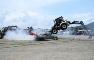 Antalya'daki festivalde klasik ve modifiyeli araçlar görücüye çıktı
