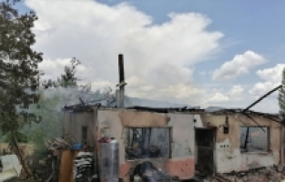 Burdur'da müstakil evde çıkan yangın hasara neden oldu