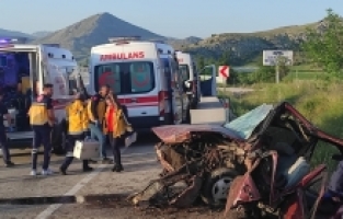 Burdur'da refüje çarpan otomobildeki 3 kişi yaralandı