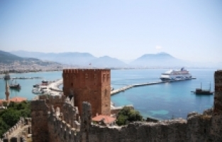 “Crown İris“ kruvaziyeri 1601 İsrailli turistle Alanya'ya geldi