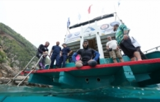 Depremde dizlerinden aşağısını kaybeden genç, aylar sonra dalış yaptı