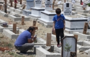 Depremden etkilenen Hatay'da buruk Babalar Günü