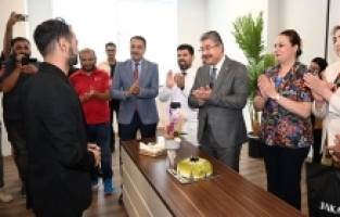 Depremlerde 13 yakınını kaybeden hastane personeline doğum günü sürprizi