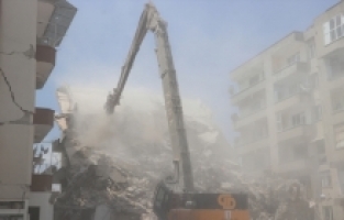 Depremlerden etkilenen Hatay'da ağır hasarlı binaların yıkımına devam ediliyor