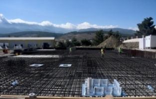 Gönüllü iş insanları, depremzede aileler ve öğrenciler için Hatay'da bina inşa ediyor