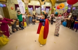 Gönüllülerin kurduğu topluluk deprem bölgesindeki çocukların yüzünü güldürdü