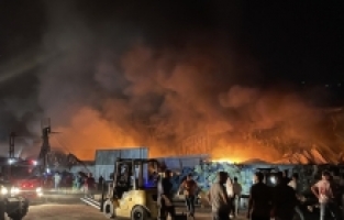 Mersin'de plastik kasa fabrikasında çıkan yangın kontrol altına alındı