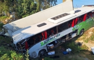 Yolcu otobüsü kamyonla çarpıştı, 2 kişi öldü, 27 kişi yaralandı