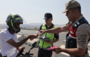 Hatay'da trafik ekipleri vatandaşın bayramını kutladı