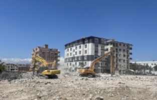 Hatay'da ağır hasarlı binaların yıkımı sürüyor