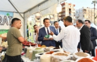 Hataylı depremzede esnaf ve sanatçılar Mersin'de dayanışma standı açtı