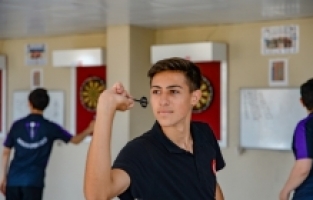 Hentboldan dart sporuna yönlendirildi, iki kez Avrupa şampiyonu oldu