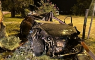 Isparta'da otomobil ağaca çarptı, 2 kişi yaralandı