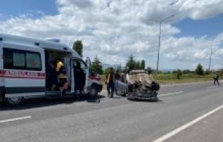 Isparta'da otomobilin takla attığı kazada 3 kişi yaralandı