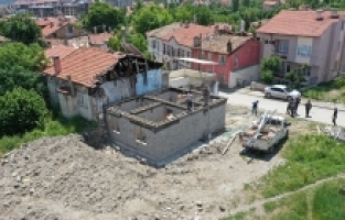 Isparta'daki yangında evini kaybeden üç çocuk annesi yeni evine kavuşacak