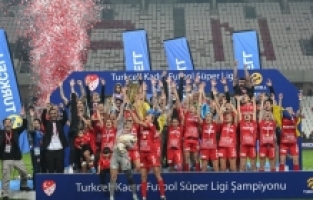 Kadın Futbol Süper Ligi şampiyonu Ankara Büyükşehir Belediyesi FOMGET kupasını aldı