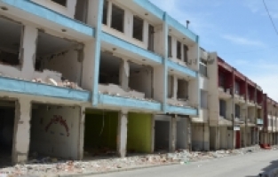 Kahramanmaraş'ta ağır hasarlı yapıların yıkımı sürüyor