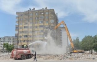 Kahramanmaraş'ta Ebrar Sitesi'nde ağır hasar alan son iki binadan biri daha kontrollü şekilde yıkıldı