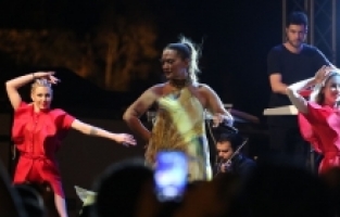 Kaş'ta, şarkıcı Demet Akalın konser verdi