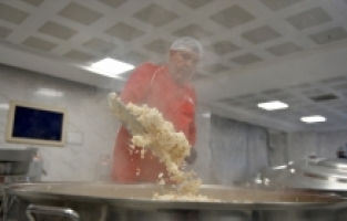 Kızılay'ın depremzede aşçısı, Pazarcıklı afetzedeler için mutfaktan çıkmıyor