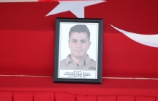 Mersin'de köpeklerden kaçarken trafik kazasında ölen bekçi için tören düzenlendi