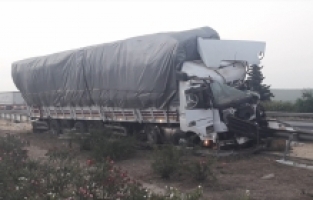 Mersin'de bariyere çarpan tırdaki 2 kişi yaralandı