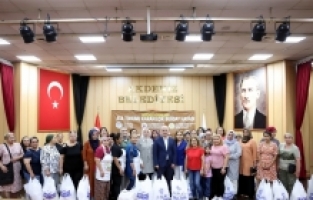 Mersin'de belediye işçilerinin yetiştirdiği buğdaydan elde edilen un kadınlara ulaştırıldı