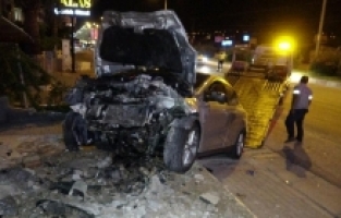 Mersin'de iki otomobilin çarpışması sonucu 2 kişi öldü, 4 kişi yaralandı