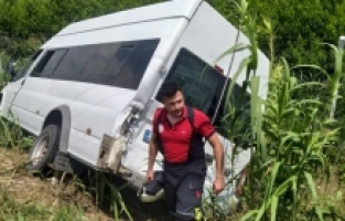 Mersin'de işçileri taşıyan iki servisin çarpışması sonucu 2 kişi yaralandı