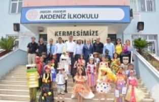 Mersin'de öğrenciler atık malzemelerden kostüm tasarladı