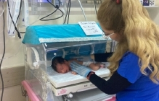 Mersin'de parkta erkek bebek bulundu