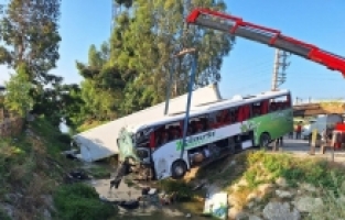 Mersin'de yolcu otobüsü kamyonla çarpıştı, 1 kişi öldü, 28 kişi yaralandı