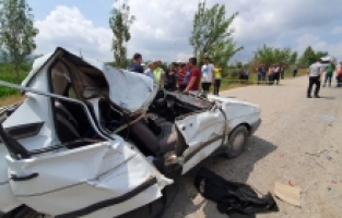 Osmaniye'de kamyonete çarpan otomobildeki çocuk öldü, 3 kişi yaralandı
