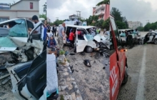 Osmaniye'de otomobil ile minibüs çarpıştı, 1 kişi öldü, 13 kişi yaralandı