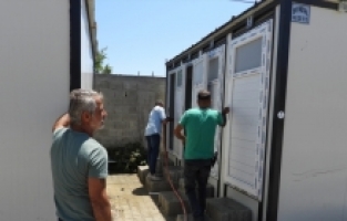 Samandağ'da depremzedelerin kaldığı konteynerler ilaçlanıyor