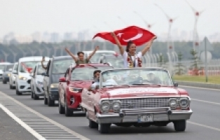 Şampiyon milli tekvandocu Nafia Kuş, Adana'da klasik arabayla tur attı