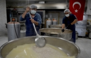 Türk Kızılay deprem bölgesinde yemek dağıtımını sürdürüyor