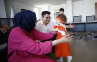 Yuvadaki kucaklaşmadan etkilenip küçük Ceyda'nın koruyucu ailesi oldular