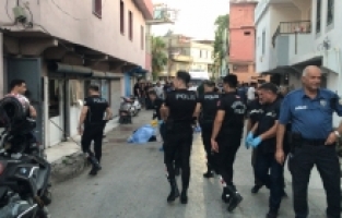 Adana'da iki arkadaşından birini öldürüp diğerini yaralayan saldırgan hayatına son verdi