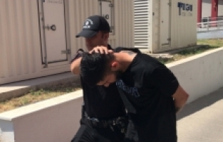 Adana'da narkotik köpeği “Barbara“ salça ve yağla kaplı paketlerde 27 kilo esrar buldu