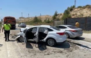 Adana'da yol temizleme aracına çarpan otomobildeki anne öldü, 3 çocuğu yaralandı