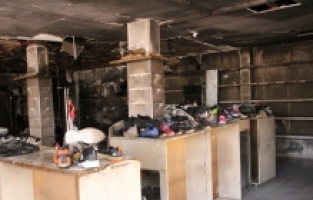 Antalya'da ayakkabı mağazasında çıkan yangın söndürüldü