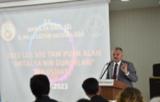 Antalya'da LGS'de başarılı olan öğrenciler ödüllendirildi