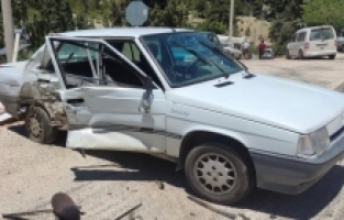 Antalya'da otomobille motosikletin çarpıştığı kazada 2 kişi yaralandı