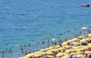 Antalya'da serinlemek isteyenler sahillerde yoğunluk oluşturdu