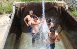 Antalya'da sıcaktan bunalan kamyon şoförleri “dorse havuz“da serinliyor