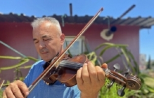 Azimle çalışıp keman çalmayı öğrenen görme engellinin hayali sahneye çıkmak